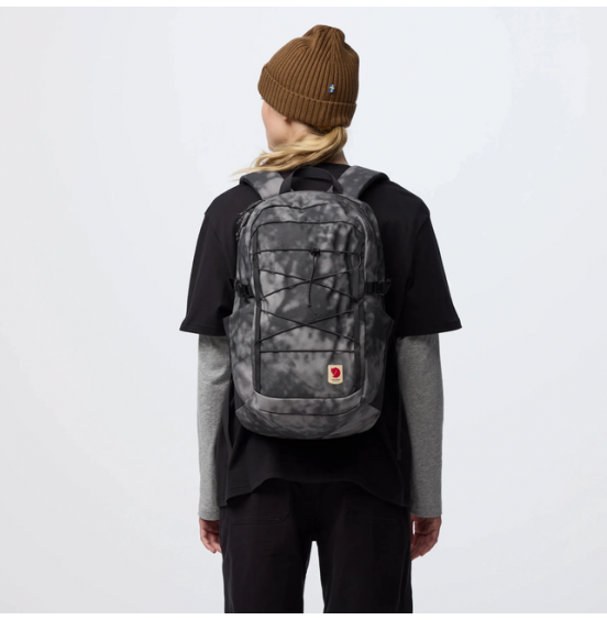 FJALLRAVEN SKULE GRAPHICS 24 L. ΣΑΚΙΔΙΟ ΠΛΑΤΗΣ 23200413-118-987 FOSSIL SHADE