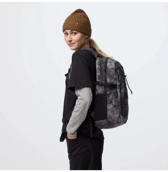 FJALLRAVEN SKULE GRAPHICS 24 L. ΣΑΚΙΔΙΟ ΠΛΑΤΗΣ 23200413-118-987 FOSSIL SHADE
