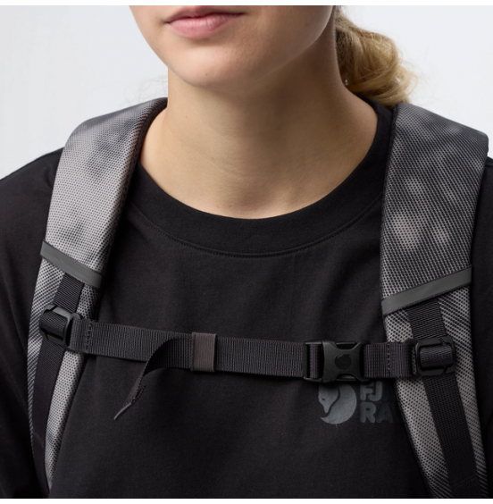 FJALLRAVEN SKULE GRAPHICS 24 L. ΣΑΚΙΔΙΟ ΠΛΑΤΗΣ 23200413-118-987 FOSSIL SHADE